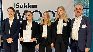 Gruppenbild des Team II der Universität Hamburg – Gewinner des BRAK-Preises: Rosa van Rhee, Annika Zischke, Charlotte Rebien, Madlen Block, BRAK-Vizepräsident Dr. Thomas Remmers